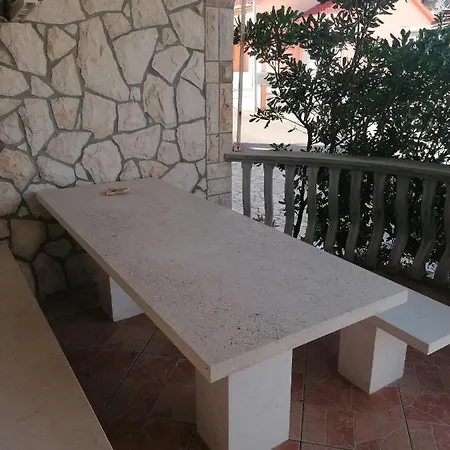 Kod Lenka Apartment Vir